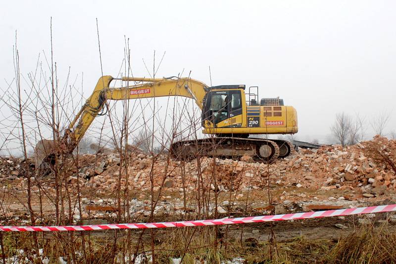 Demolice poslední ruiny armádního objektu v sousedství nejstarší části rezervace divokých koní v Milovicích.