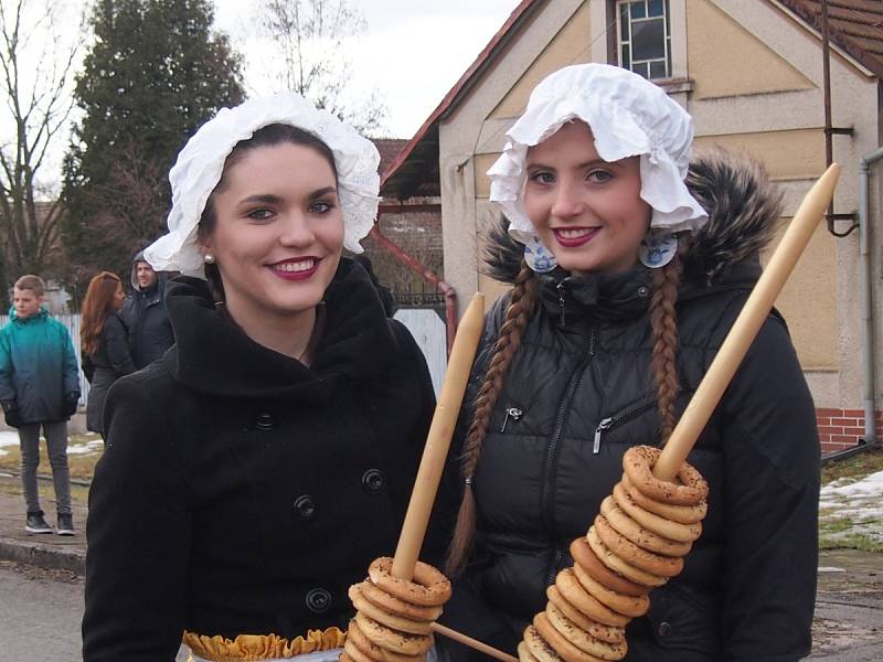 Poosmé v novodobé historii se v sobotu 18. února konala v Opolánkách oslava masopustu. Do rozpustilého reje se s chutí zapojilo několik desítek tradičních masek všeho věku.