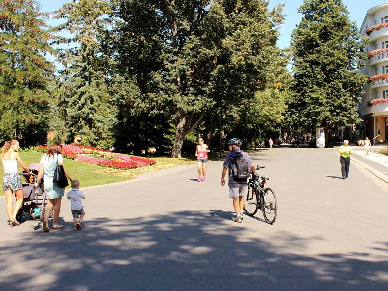 Kolonádu má před cyklisty chránit hlídač. Část místních navrhuje vyznačit na kolonádě cyklopruh.