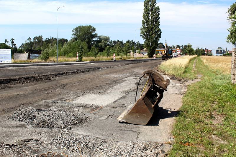 Velký a oválný kruhový objezd, který od jara roste mezi Poděbrady a Pískovou Lhotou, má už jižní část své trasy prakticky dokončenou.