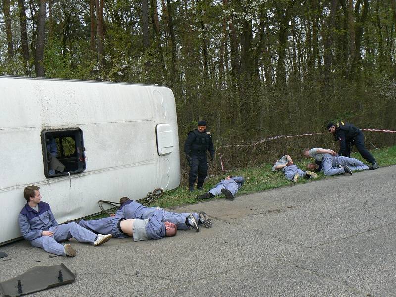 Cvičení simulující nehodu autobusu převážejícího vězně