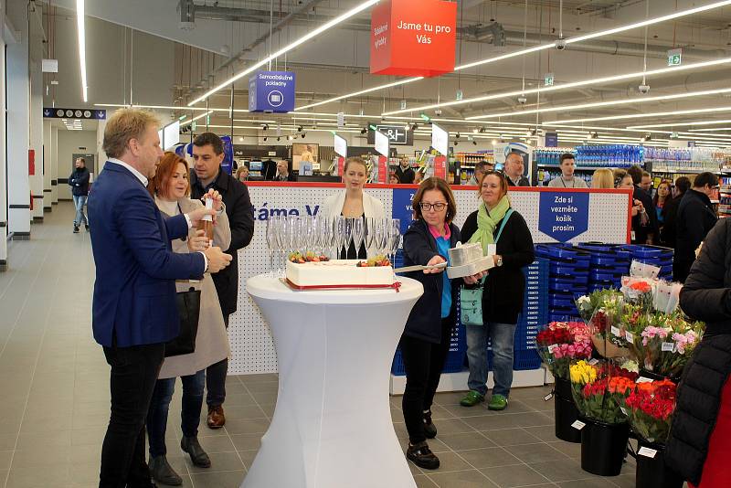 Otevření hypermarketu Tesco v Obchodní ulici v Lysé nad Labem, které se odehrálo ve čtvrtek v osm hodin ráno.