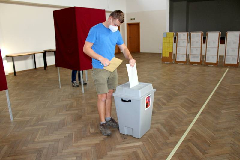Z hlasování v Semicích.