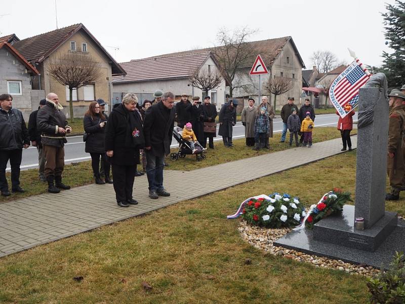 Zastávka vojenského konvoje v Senicích. Akce se konala při příležitosti 80. výročí seskoku parašutistů ze skupiny Silver A.