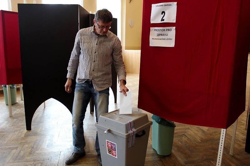 Městečtí jsou rozděleni do třech okrsků. Všichni však volí v sále kulturního domu. Ještě dvě hodiny po začátku čekalo u jedné z plent, za nimiž se upravují lístky, i pět voličů. Také v Městci se potvrdila tendence, že ve městech je větší zájem o volby než