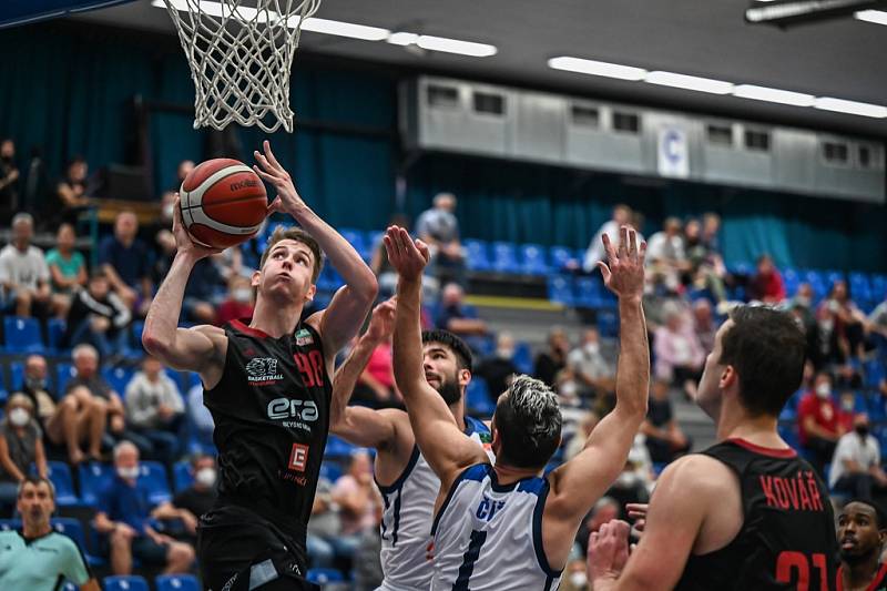 Z basketbalového utkání Kooperativa NBL Kolín - Nymburk (86:91)