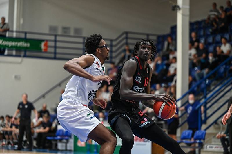 Z basketbalového utkání Kooperativa NBL Děčín - Nymburk (74:92)