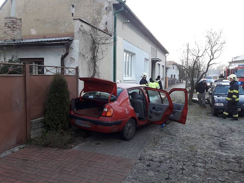 Osobní automobil narazil v obci Straky do domu.