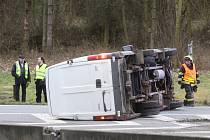 Dopravní nehoda dodávky na dálnici D11 na úrovni exitu 39 nedaleko Poděbrad a Velkého Oseka.