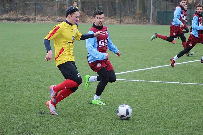 Fotbalisté Bohemie Poděbrady (v rudomodrém) Poděbrad vyhráli v dalším přípravném utkání nad Rejšicemi 1:0.