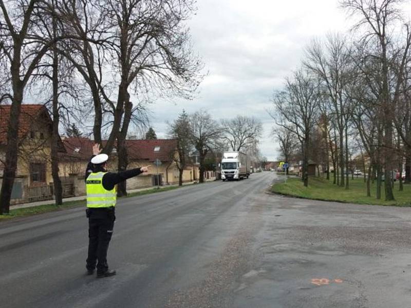 Kontrola kamionů při průjezdu Kostelní Lhotou.