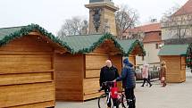 Výzdoba na Jiřího náměstí včetně nových stánků. Ty by měly začít nabízet zboží příští víkend.