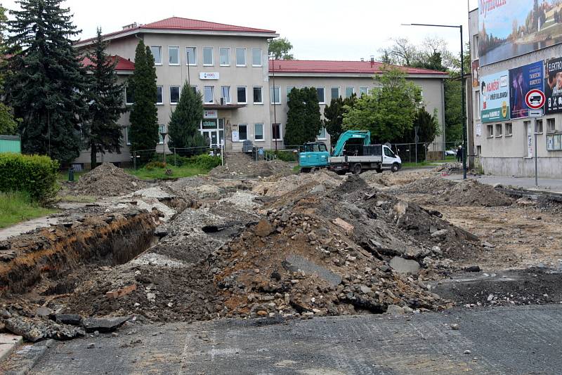 Práce na stavbě druhého kruhového objezdu už 10 dnů stojí.