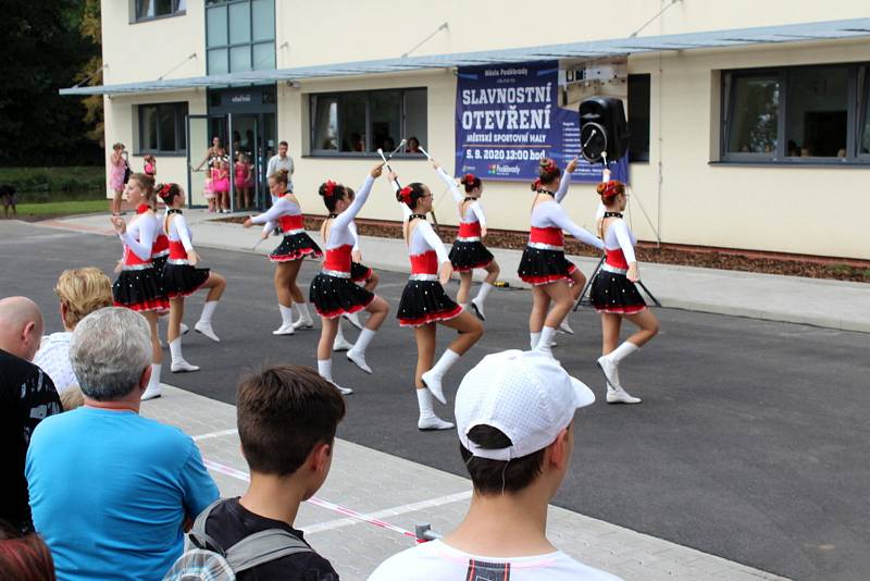 Ze slavnostního otevření sportovní haly v Poděbradech.