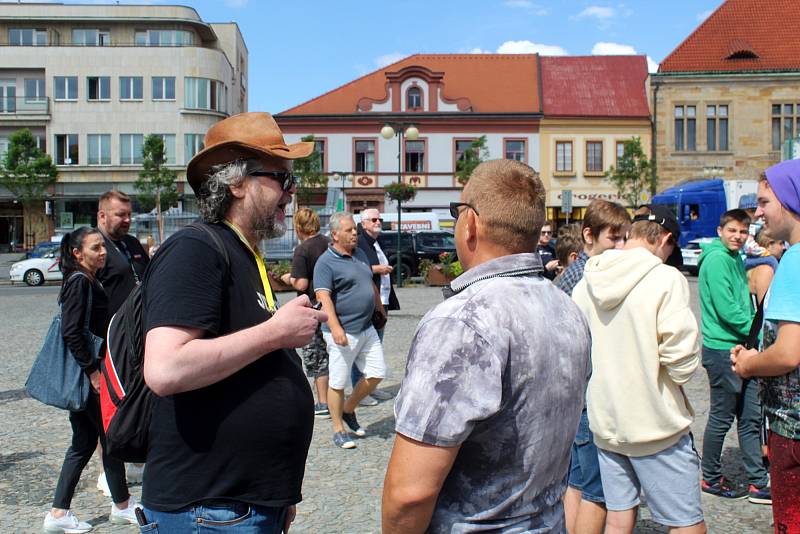 Setkání příznivců i odpůrců Andreje Babiše na náměstí v Nymburce.