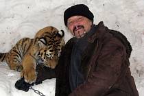 Tygři z cirkusu Jo-Joo jsou nyní ve svém živlu. Jsou totiž sibiřští, takže milují sníh. Jaromír Joo jim vytvořil na zimovišti ve Zbožíčku velké iglú, které má nejradši tygřice Tajga.