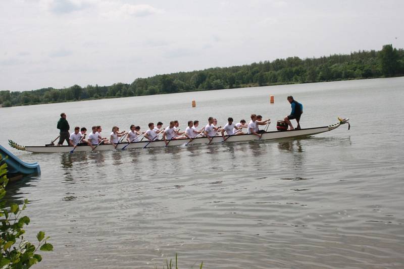 Dračí lodě závodily na Jezeře v Poděbradech