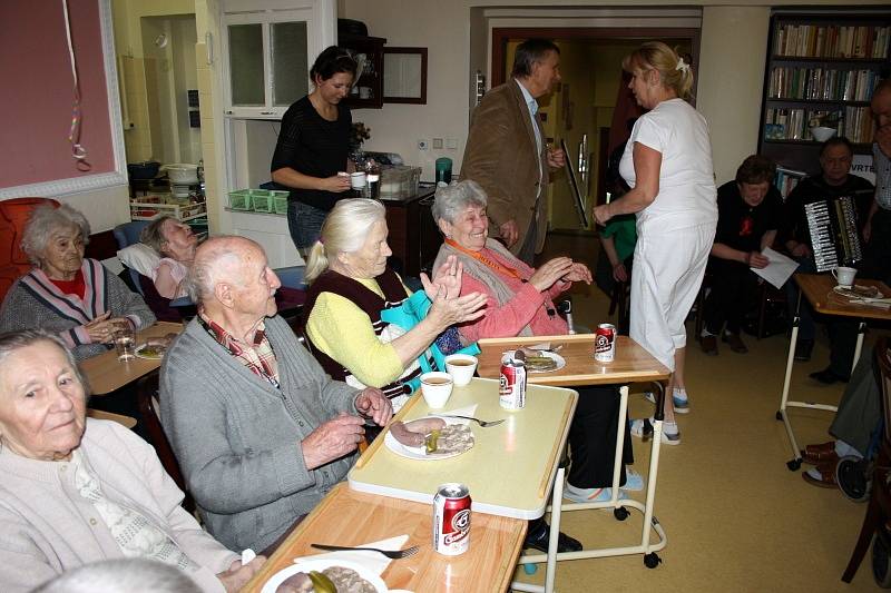 V poděbradském domově seniorů oslavili Mezinárodní den žen a masopust najednou