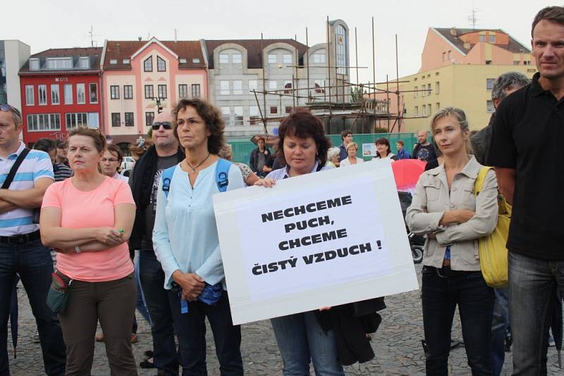 Demonstrace proti zinkovně AZOS na Zálabí.