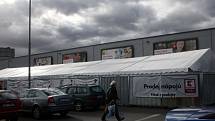 V Kauflandu uzavřeli z bezpečnostních důvodů prodej nápojů, střecha stanu se nebezpečně prohýbala