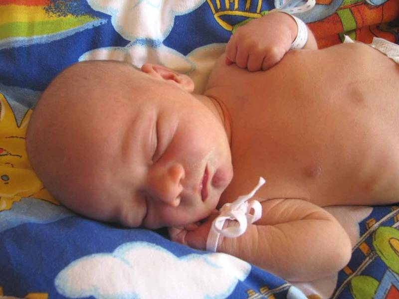 Honzík Růžička se mamince Mirce narodil ve čtvrtek 8. května ve 4.12 hodin. Chlapeček měřil 49 centimetrů a vážil 3200 gramů. Tatínek Lukáš se na ně těší doma v Nymburce.