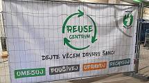 RE – USE centrum je místem, kde se přijímají a také vydávají věci, které v jedné domácnosti už posloužily, ale je škoda je vyhodit, když mohou posloužit ještě někomu jinému.