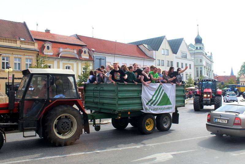 Kolona troubících traktorů jela po hlavních tepnách Poděbrad. Maturanti slavili poslední zvonění.