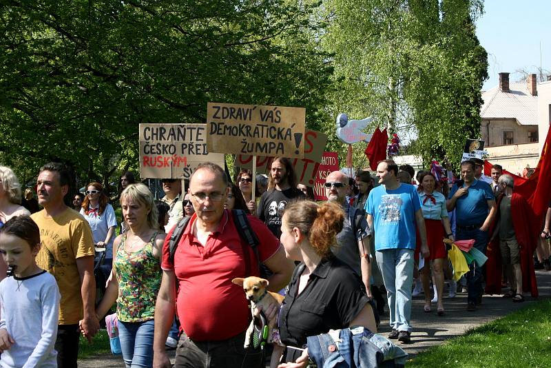 Protesty v Nymburce při jednání sjezdu komunistů a maškarní průvod.