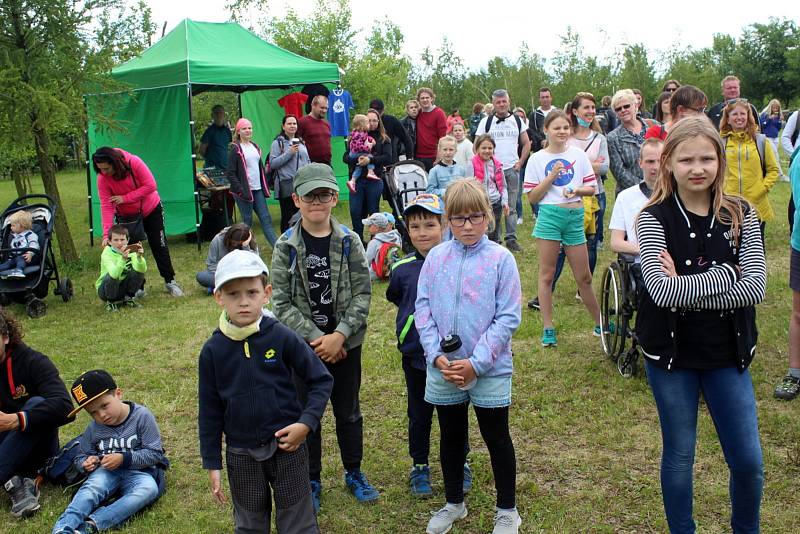 Návštěvníci aktuálně do chlebské Zoo nesmí. Snímky jsou z loňského křtu velbloudice.