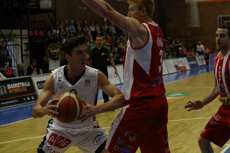 Z basketbalového utkání nadstavbové části Kooperativa NBL Nymburk - Pardubice (100:94)