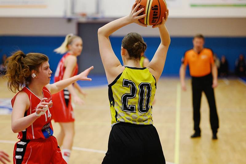 Z basketbalového utkání celostátní ligy juniorek Sadská - Brandýs nad Labem (65:60)