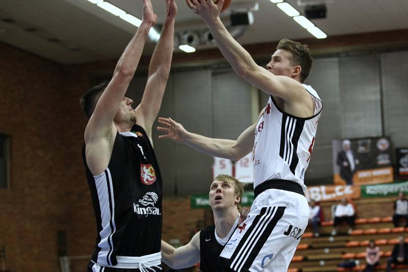 Basketbalisté Nymburka jasně vyhráli nad Hradcem Králové 100:71.