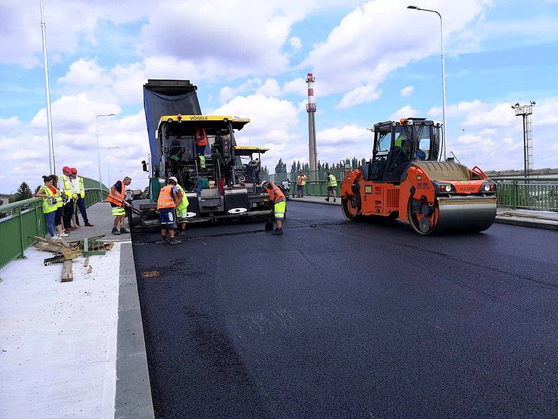 Dokončovací práce na železničním nadjezdu v Lysé nad Labem.