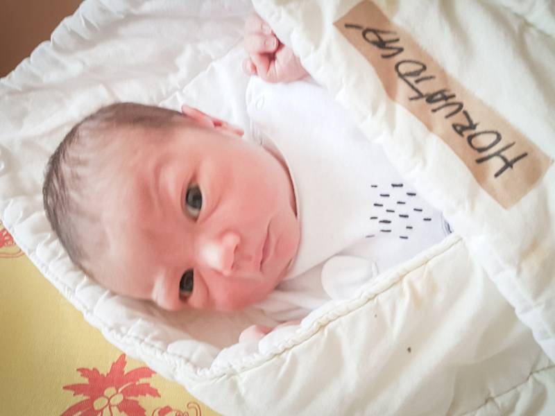 Melissa Horvátová, Nymburk. Narodila se 27. dubna v 10.53 hodin, vážila 3 850g a měřila 50 cm. Z prvorozené holčičky se raduje maminka Samanta a Jan. (porodnice Nymburk)