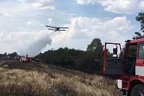 Dokonce i hasicí letadlo si přizvali na pomoc hasiči, kteří ve čtvrtek odpoledne likvidovali rozsáhlý požár pole a stromů u Mratína na Praze-východ.