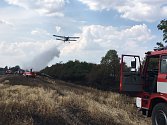 Dokonce i hasicí letadlo si přizvali na pomoc hasiči, kteří ve čtvrtek odpoledne likvidovali rozsáhlý požár pole a stromů u Mratína na Praze-východ.