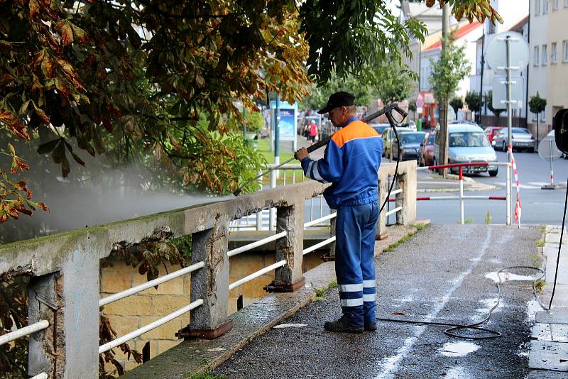 Zábradlí u mostků přes Malé i Velké Valy září čistotou.