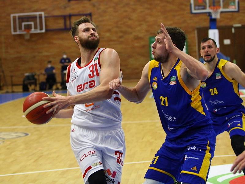 Z basketbalového utkání Kooperativa NBL Nymburk - Opava (87:70)