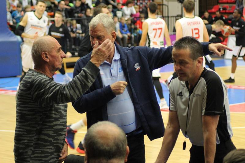 Z basketbalového utkání Ligy mistrů Nymburk - Oostende (86:72)