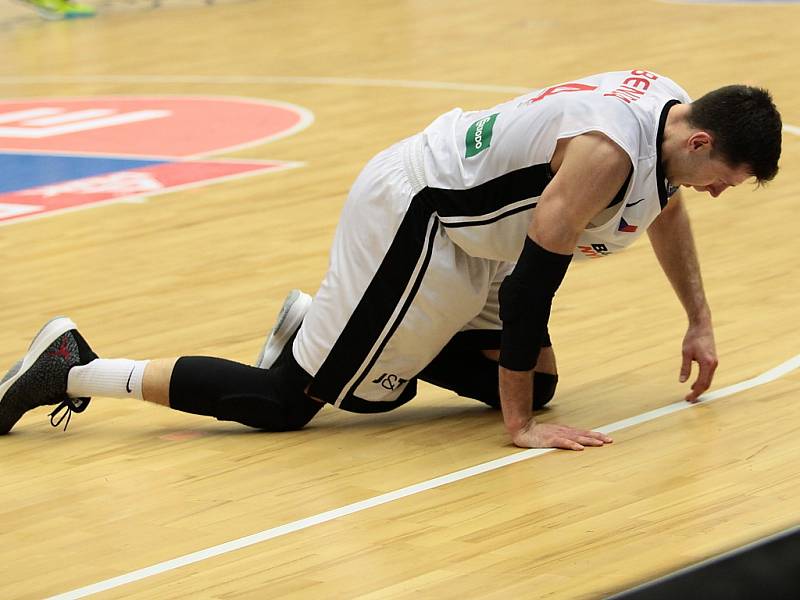 Z basketbalového utkání Ligy mistrů Nymburk - AEK Atény (82:93)