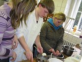 Studenti Michal a Honza návštěvníkům školy předvedli výrobu sýrů. 