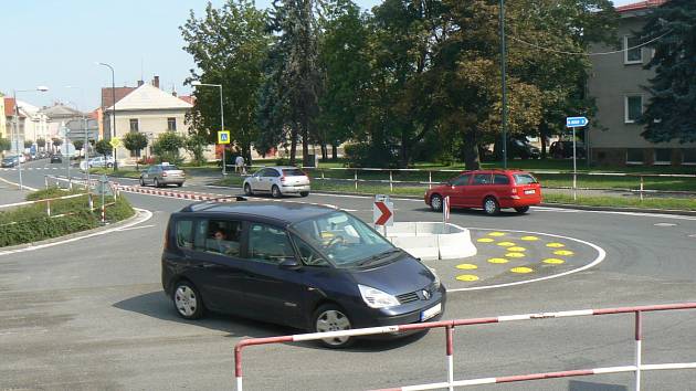 Provizorní kruhový objezd u policejního ředitelství nahradí letos trvalý. O pár desítek metrů dál před Hudebním klubem Mlejn vyroste i druhý kruhák.