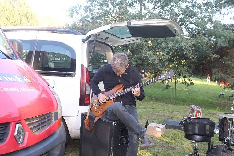 Jako open air se uskutečnilo setkání poděbradských muzikantů na jedné z loděnic.