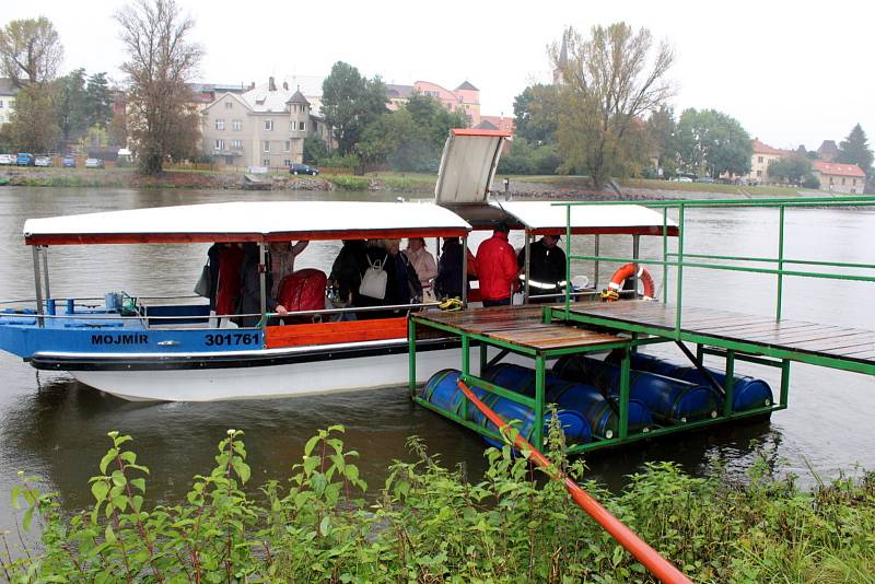 Kvůli nižší hladině Labe zajišťuje nově přívoz menší plavidlo Mojmír.