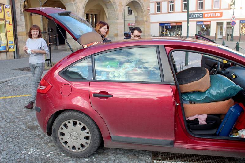 Loňská sbírka na nymburské radnici a převzetí darovaných věcí zástupkyní depozita Catky.