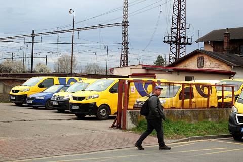 Pošta u nádraží v ulici Petra Bezruče v Nymburce, kde parkuje i řada poštovních aut.