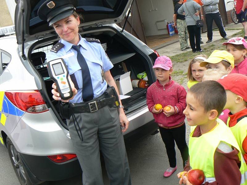 Při dopravní akci asistovaly děti z Kostelní Lhoty