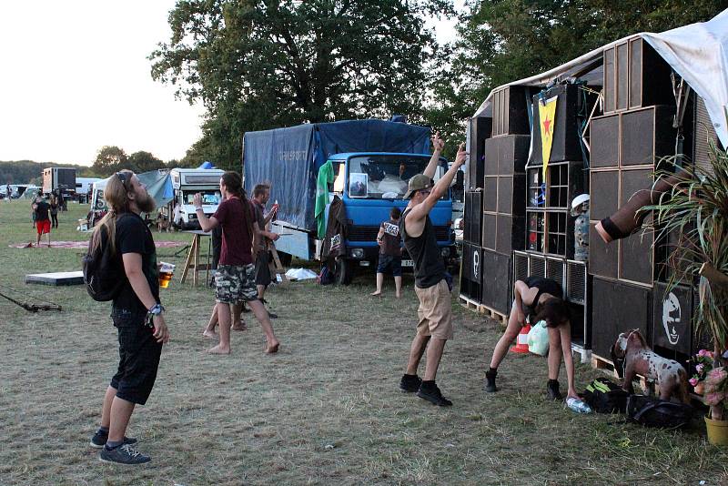 Policisté během soboty proti účastníkům nepovolené technoparty nezasáhli.