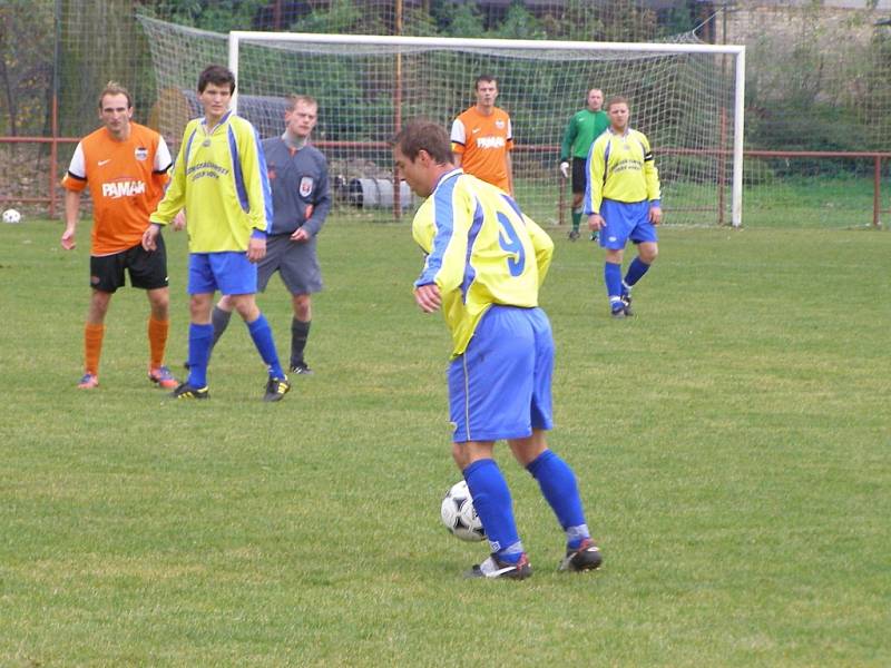 Z okresního fotbalového derby I.B třídy Libice - Sokoleč (2:1)