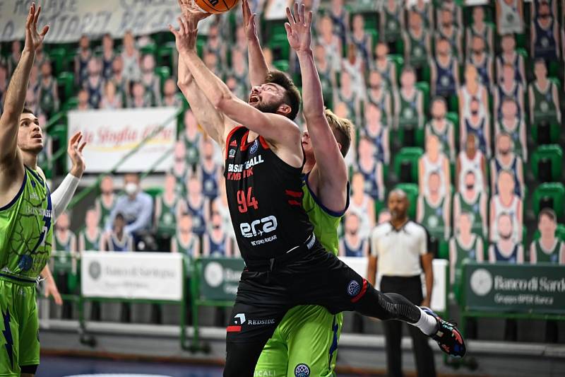 Z basketbalového utkání Ligy mistrů Sassari - Nymburk (73:91)